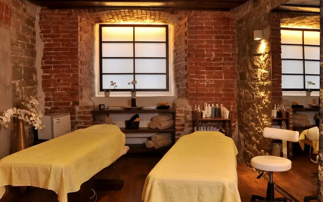 Tuğla duvarlı, iki masalı çift masajı odası — Bebek, Masaj Salonun