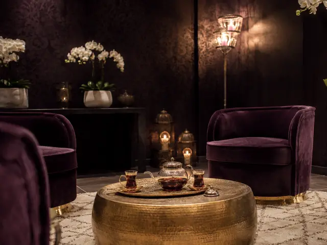Kadife koltuklu, çay masalı bekleme salonu — Bebek, Masaj Salonun