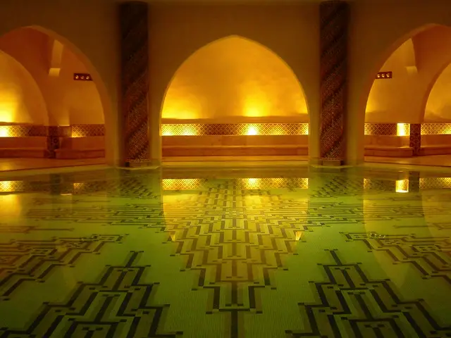 Altın ışıkla aydınlanan kemerli hamam ve mozaik havuz — Bebek, Masaj Salonun