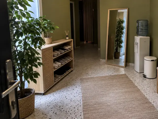 Bekleme alanı: bank, ayna, su sebili ve askılar — Bebek, Masaj Salonun